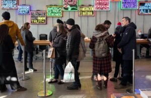 No pano de fundo de uma impressão de gelo em Los Angeles, as bandas de artistas juntas para se reunir