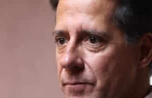 A família afirma que os flocos de neve dos alunos eram “perfis raciais inconstitucionais”.