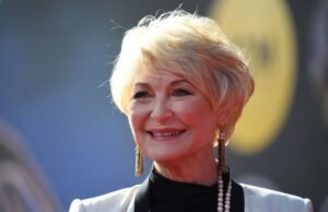 ‘Os sinais dos anos 80 Dee Wallace’ et ‘compartilham momentos aprimorados poderosos