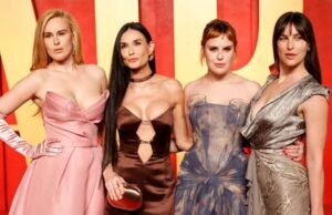 Os escoteiros de Demi Moore de Demi Moore atingem a caminhada de braço por braço com um ator conhecido