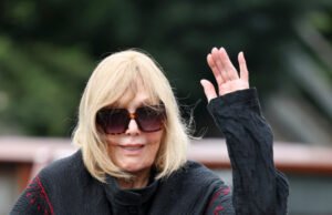 Kim Novak, 92, faz uma ferramenta nítida aberta para a sala de encerramento depois de deixar Hollywood