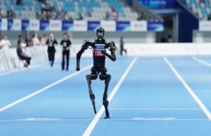 Os robôs estão estranhamente se movendo na corrida, lutando e os primeiros jogos globais de robôs humanóides da China