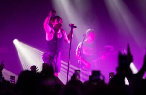 O músico mais vendido apresenta uma capa emocional da música de Oz Osbourne para iniciar a turnê