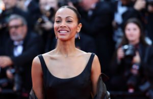 Os fãs de Zo Saldana enviam um cartão postal ‘checky’ enquanto balançava as costas em um pequeno biquíni