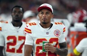 Kansas Heads of Tent McDuduffie um dia antes do novo jogo da NFL no topo da tenda McDaduffie