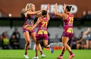 A equipe de Brisbane Lions Aflw comemora “Cavinging of Wardrobe’s Warehouse” – para que você possa perceber isso?