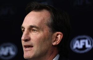 O chefe da AFL, Andrew Dillon, é acusado de acusar as regras do jogo em um torneio anual com uma garrafa cara
