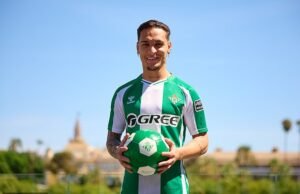 Maine Anthony Antoni antes do final do passo emocional para a percepção da Liga dos Campeões, o passo emocional antes da percepção da Liga dos Campeões.