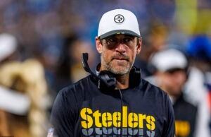 Aaron Rogers caindo na nova temporada da NFL