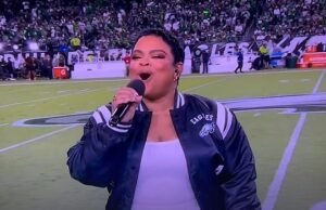 Os fãs da NFL no Jimi Eagle Black Jimi Eagle na estação “da estação da águia” da águia “