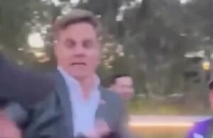 Fan The Fan of the Seven Stars, ele está envolvido em um fã físico com um fã na partida da AFL