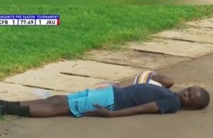 Jogue morto! Os jogadores de futebol de repente atingiram o baralho, porque a partida é porque a partida