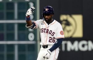 Momento incrível do MLB Player Bat de um meio-jogo depois de receber Yanks reclamando