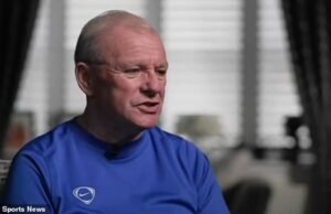 O gerente de futebol do herói heróico como Joi Barton, um “homem gordo”, afirma por “Fat Man”