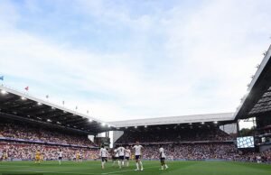 Fãs da Inglaterra Springrist Actennement Stratty em Cather Starma