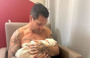 A alegria do bebê do bebê de Mitchell Pierce