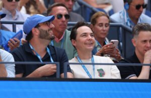 ‘Big Bang Theory’ Stars, 52, faz o prazer de um homem no US Open