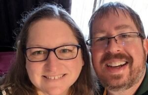 Ele apareceu na TV como uma viúva em ruínas, mas a polícia descobriu como matar sua esposa com a ajuda de seu colega