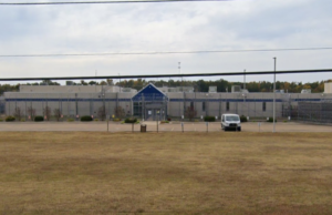 Pentensee Center do Tennessee, no Tennessee, se torna centro de gelo, recebemos os primeiros imigrantes