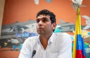 O Ministério da ASA conduz David Razo devido a uma queixa de emprego nos negócios da família