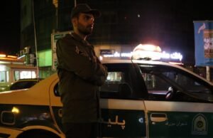 Uma mulher presa seis meses atrás, depois de cair em uma comuladora em uma prisão no Irã