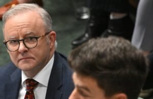 Albaneses enfrentando mitigação sobre o domínio da política e minoria sobre transparência legal