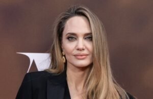 Angelina Jolie DeBruts Blond Bob Bob com Lip Red IPO £ Filming Movie