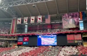 Participando de Charlie Kirk Charlie Kirk no Estado Farm State em Glendale, Califórnia