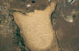 O gole gigante arenoso rasteja através das inundações no Cazaquistão, mas em breve pode congelar no lugar – terra do espaço sideral