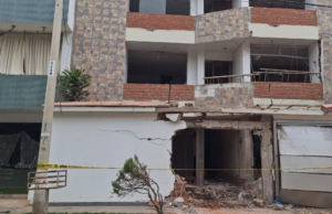O telhado cai no rosto de uma velha após a explosão que está aterrorizada com Trujillo