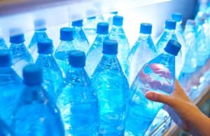 Um bebê de uma garrafa de água após aulas de educação física e terminou no hospital: o parceiro passou a “piada”