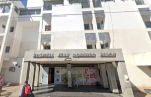 Um jovem do Papai Noel lutando por sua vida, depois de perfurar enquanto dorme