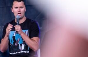 O assassinato de Charlie Kirk provocou controvérsia sobre a violência política na América