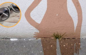 A mulher descobre que a remoção do cabelo pode ser gravada com alvos dos pais