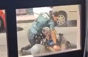 Um agente do Guardião Civil reduz um homem atirando no pé depois que ele o atacou com objetos afiados e o esfaqueou em seu braço