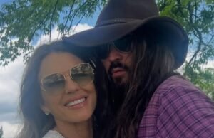 Elizabeth Hurley Talk ‘Beautiful Year’ para uma garota de namorado Billy Cyrus