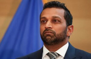 O diretor do FBI Kash Patel está enfrentando senadores para a execução de Charlie Kirk por Charlie Kirk