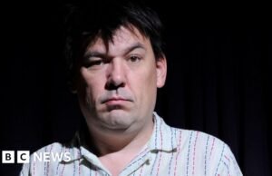 Papai Ted C COO COO COO COO COO COOWare foi preso no aeroporto de Heathrow para a Campanha de Violência