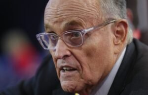 A antiga cidade de Nova York, Rudy Giuliani, foi hospitalar após um acidente de carro