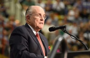 A antiga cidade de Nova York, Rudy Giuliani, foi hospitalar após um acidente de carro, ajudando as vítimas de violência doméstica