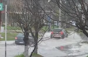 A tempestade de Santa Rosa causou uma inundação e deixou uma rua inundada