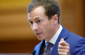 A senadora Estado da Georgia Greg Dolezal atacou a campanha do tenente do governador