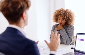 Gen Z enfrentando fatos financeiros como um crédito a um crédito