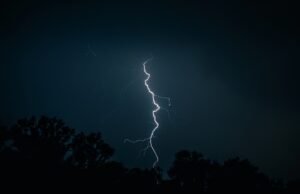 Os homens morreram quando o flash estava depois de sair para fazer ordens para a motocicleta
