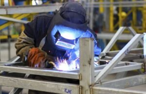 Retornos de industrial: a grande planta caiu novamente em agosto e quase 20% abaixo