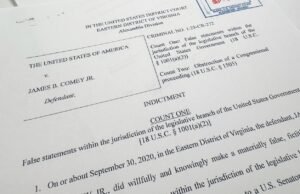 A expressão do diretor anterior do FBI, James Comey, anuncia uma falsa testemunha do Congresso
