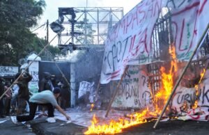 A polícia indonésia foi acusada de ataques violentos com a Universidade de Bandung em meio