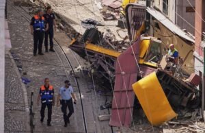 Uma pesquisa da pesquisa após o descarrilamento de bonde de Lisboa exigiu 16 ao vivo