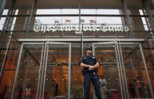 O juiz removeu os US $ 15 bilhões dos US $ 15 bilhões na época do New York Times por sua duração e linguagem pesada