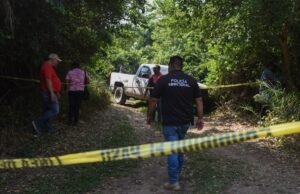 Eles encontram um corpo com um sinal violento no rio: eles o espancaram com pedras e o esfaquearam